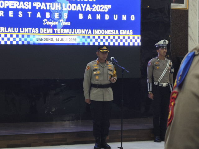 Kapolrestabes Bandung Kombes Pol Budi Sartono dalam apel Gelar Pasukan Operasi Patuh Lodaya 2025, di Mapolrestabes Bandung, Jawa Barat, Senin (14/7/2025). Foto: Alya Zahra/kumparan 