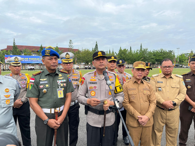 Kapolda Kalbar, Irjen Pol Pipit Rismanto (tengah), Gubernur Kalbar Ria Norsan (kanan) usai melaksanakan apel gelar pasukan operasi patuh kapuas 2025. Foto: Rabiansyah/Hi!Pontianak.