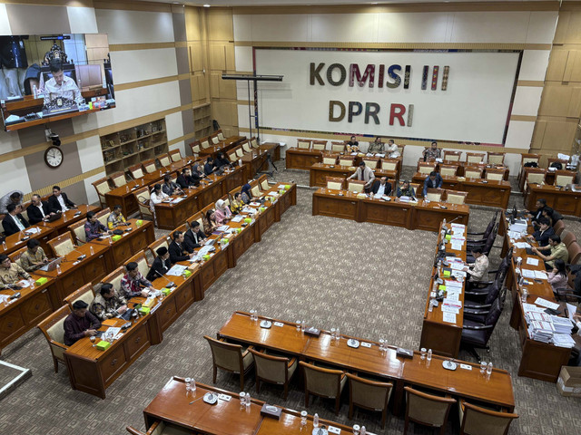 RDPU Komisi III DPR RI bersama Komnas Perempuan, LBH APIK, LBH PBB, dan BEM UNES di Kompleks Parlemen, Senayan, Jakarta pada Senin (14/7/2025). Foto: Abid Raihan/kumparan