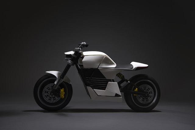 Ilustrasi apakah motor listrik boleh dicuci. Foto: Unsplash Stefan Lehner