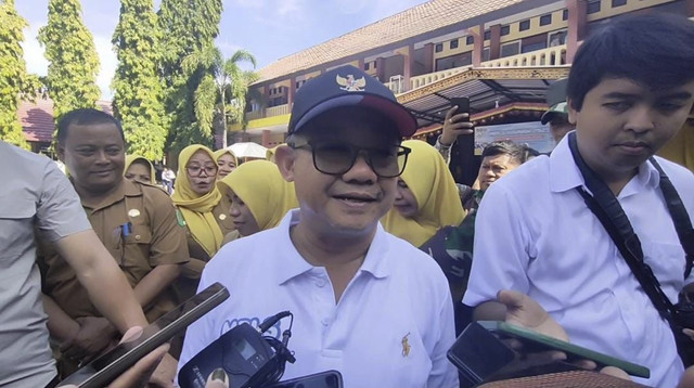 Menteri Pendidikan Dasar dan Menengah Abdul Mu'ti saat menghadiri SMP Negeri 1 Sumbawa Besar, Nusa Tenggara Barat, Senin (14/7/2025). Foto: Nasywa Athifah/kumparan