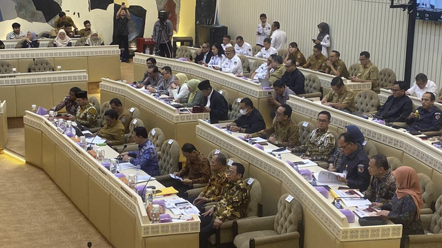 Komisi II DPR RI rapat dengan penyelenggara pemungutan suara ulang (PSU), Senin (14/7/2025). Foto: Haya Syahira/kumparan