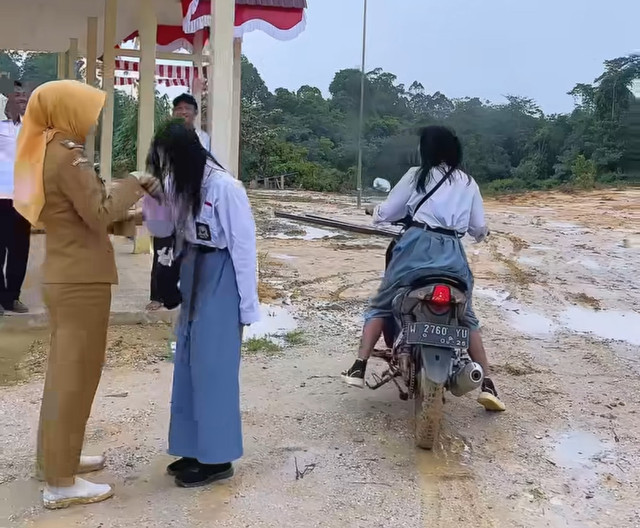 Kadisdikbud Kalbar, Rita Hastarita saat menyambut murid baru di SMAN 2 Ketungau Hulu. Foto: Dok. Instagram @rita_bersamakalian