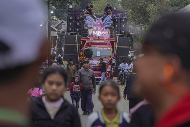 Warga menyaksikan gelaran Urek Urek Carnival yang diiringi perangkat audio berkapasitas besar di Desa Urek-urek Kecamatan Gondanglegi, Kabupaten Malang, Jawa Timur, Sabtu (12/7/2025). Foto: Irfan Sumanjaya/ANTARA FOTO