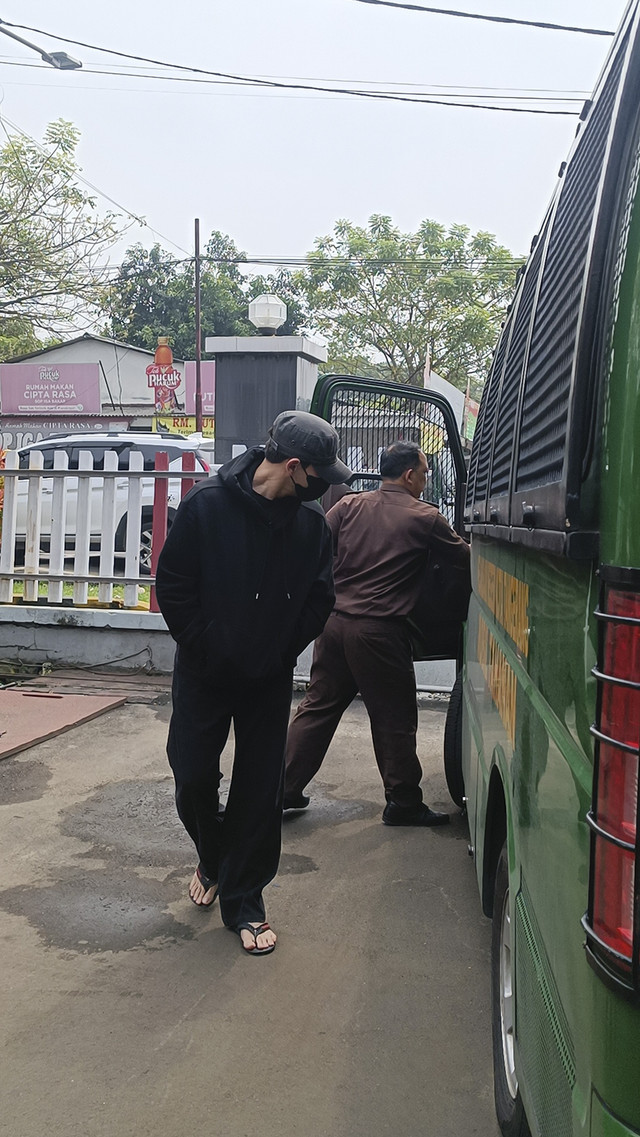 Jonathan Frizzy tiba di Lapas Pemuda Kelas II Tangerang, Senin (14/7/2025). Foto: Giovanni/kumparan