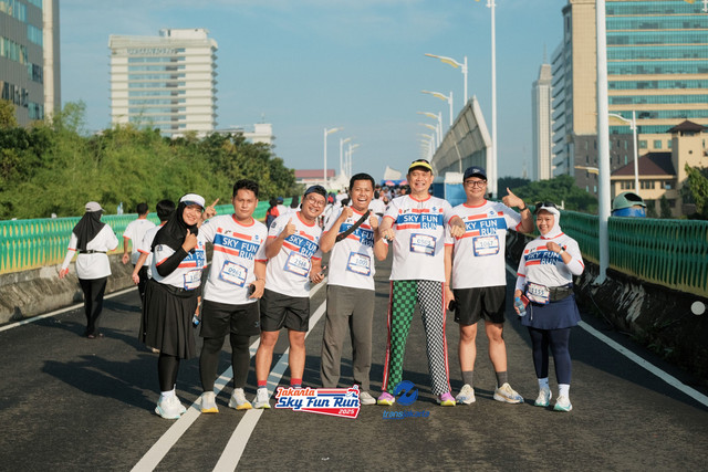 Jakarta Sky Fun Run 2025 digelar pada Minggu, 6 Juli 2025, bertempat di Koridor 13 Transjakarta, jalur layang ikonik yang membentang dari Ciledug hingga Tendean. Foto: Jaya Wijaya Lagha