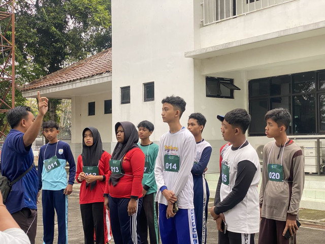 Siswa Sekolah Rakyat Sonosewu, Bantul, saat mengikuti tes kebugaran pada hari pertama sekolah, Senin (14/7). Foto: Pandangan Jogja/Resti Damayanti