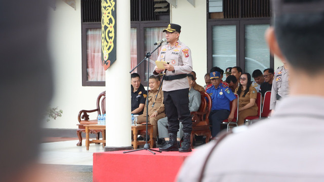 Kapolres Sekadau memimpin apel gelar pasukan Operasi Patuh Kapuas 2025. Foto: Dok. Polres Sekadau