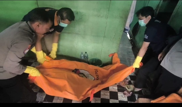 Polisi mengevakuasi jenazah perempuan di Merano, Kecamatan Sintang.(Foto: Dok Kapolsek Sintang)