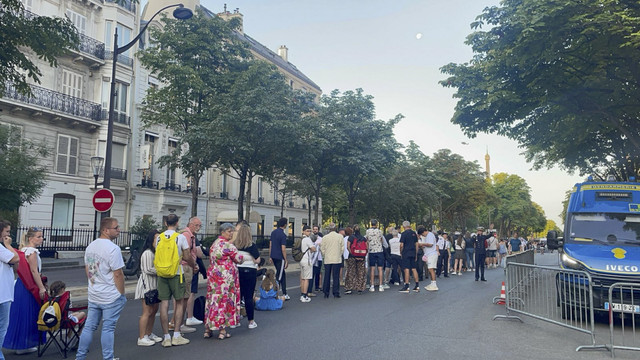 Antrean pengunjung untuk menonton perayaan Bastille Day, Prancis, Senin (14/7/2025). Foto: Arifin Asydhad/kumparan