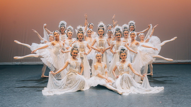 Foto Pementasan Beksan Telaga Angsa dan Indonesia Ballet Gala 2025