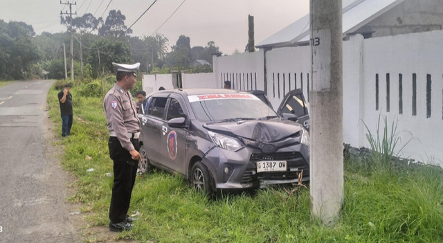 Petugas polisi saat berada di lokasi ambulans yang menabrak tiang listrik di Musi Rawas. (ist)
