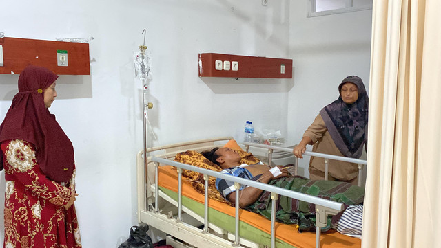 Korban Yogi Pratama (26) yang ditembak saat dirawat di RS Islam Ar-Rasyid Palembang. Foto : Abdullah Toriq/Urban Id