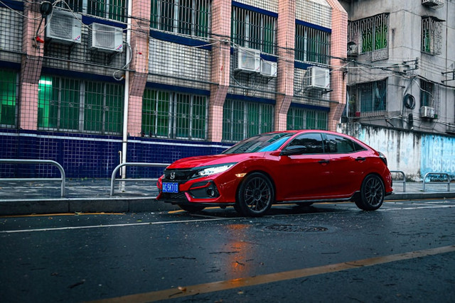 Ilustrasi penyebab suara mesin mobil matic kasar. Unsplash/C Joyful