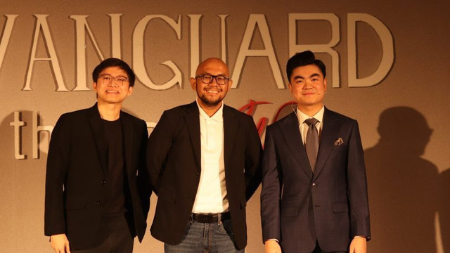 Jason Nathanael, Founder Macro Journal sekaligus kreator konten investasi; Okky Putra Barus, S.Kom., M.M., M.T.I., Ketua Program Studi (Kaprodi) Sistem Informasi UPH Kampus Medan; serta Samuel Christ, kreator konten dan Co-Founder Seefluencer dalam acara TEDxUPH 2025 bertema “Vanguard: The Next Wave” yang digelar pada 3 Juli 2025 di Auditorium MYC-MPR, Universitas Pelita Harapan (UPH) Lippo Village, Karawaci, Tangerang.