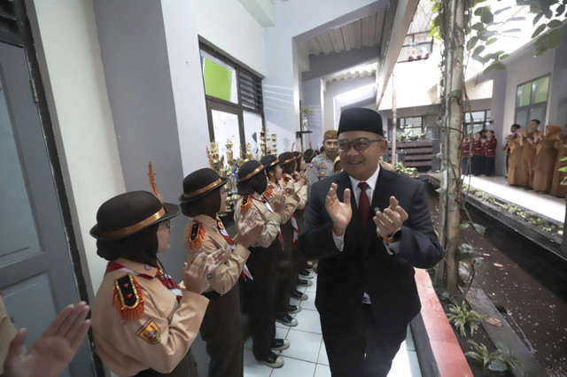 Wali Kota Bandung Muhammad Farhan meninjau Masa Pengenalan Siswa Baru (MPLS) di SMPN 14 Bandung, pada Senin (14/6/2025). Foto: Dok. Humas Pemkot Bandung
