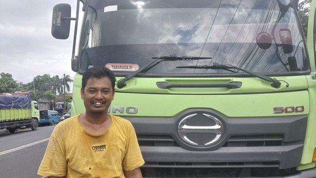 Suranto (50), sopir tronton pengangkut muatan material bangunan yang sedang beristirahat di pinggir jalan. Foto: Denita BR Matondang/kumparan