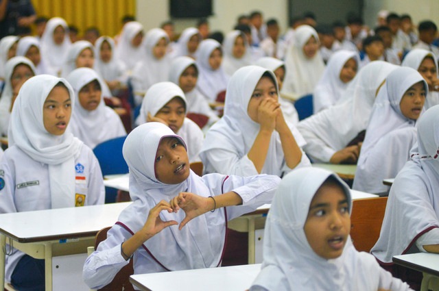 Sejumlah siswa baru mengikuti pembukaan masa pengenalan lingkungan sekolah (MPLS) di Sekolah Rakyat Menengah Pertama 4 Padang, di Balai Besar Pendidikan dan Pelatihan Kesejahteraan Sosial Padang, Sumatera Barat, Senin (14/7/2025). Foto: Iggoy el Fitra/ANTARA FOTO