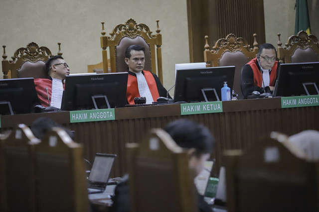 Hakim sidang duplik terkait kasus dugaan korupsi importasi gula oleh Menteri Perdagangan (Mendag) RI 2015-2016, Thomas Trikasih Lembong atau Tom Lembong di Pengadilan Tipikor Jakarta, Senin (14/7/2025). Foto: Jamal Ramadhan/kumparan