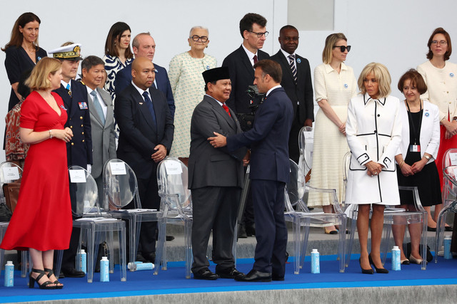 Presiden Prancis Emmanuel Macron berjabat tangan dengan Presiden Prabowo Subianto saat menghadiri perayaan Bastille Day di Paris, Prancis, Senin (14/7/2025). Foto: Abdul Saboor/REUTERS