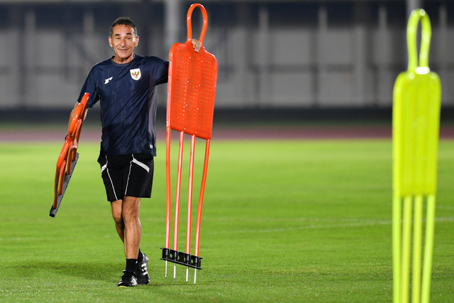 Pelatih Timnas U-23 Gerald Vanenburg menyiapkan perlengkapan latihan untuk Timnas Indonesia U-23 jelang Piala AFF di Lapangan Madya, GBK, Jakarta, Senin (14/7/2025). Foto: Muhammad Adimaja/ANTARA FOTO
