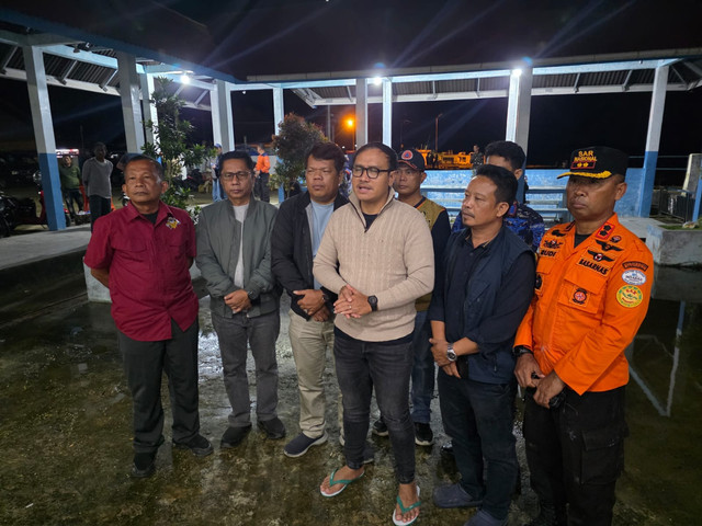 Bupati Kabupaten Kepulauan Mentawai, Rinto Wardana Samaloisa (tengah), beserta unsur forkopimda. Foto: Dok. Istimewa