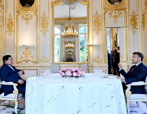 Prabowo menerima jamuan makan bersama Presiden Prancis Emmanuel Macron di Istana Prancis, Senin (14/7). Foto: Dok. instagram prabowo