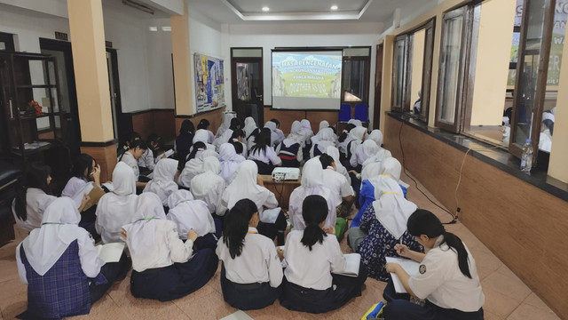Suasana Masa Pengenalan Lingkungan Sekolah (MPLS) di Kota Bandung yang sebelumnya kekurangan kursi dan meja karena peningkatan jumlah murid per kelas, Selasa (15/7/2025). Foto: Alya Zahra/kumparan 