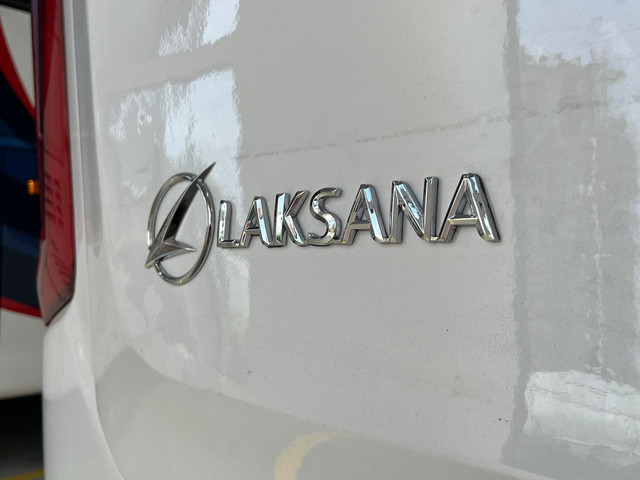 Logo karoseri bus Laksana. Foto: Syahrul Ghiffari/kumparan