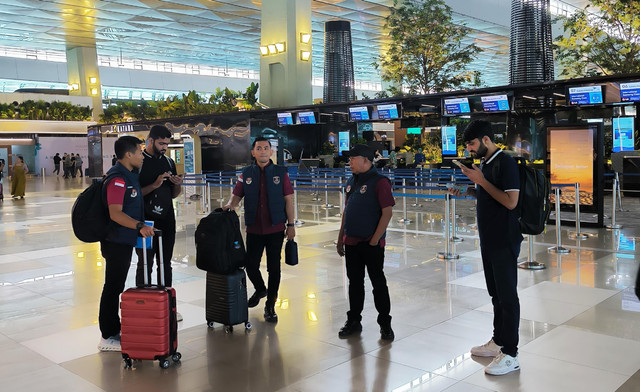 Dua WNA asal Pakistan bersama petugas imigrasi berada di bandara saat akan dideportasi kembali ke negaranya. Foto: Dok. Istimewa