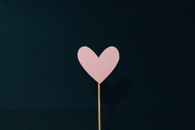Ilustrasi Sinopsis Film The Promise. Unsplash/Kelly Sikkema