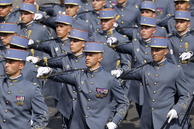 Anggota Ecole Militaire des Aspirants de Coetquidan (EMAC) Prancis berparade dalam parade militer tahunan Hari Bastille di Champs-Elysees Avenue di Paris, Prancis, Senin (14/7/2025). Foto: Ludovic Marin/AFP