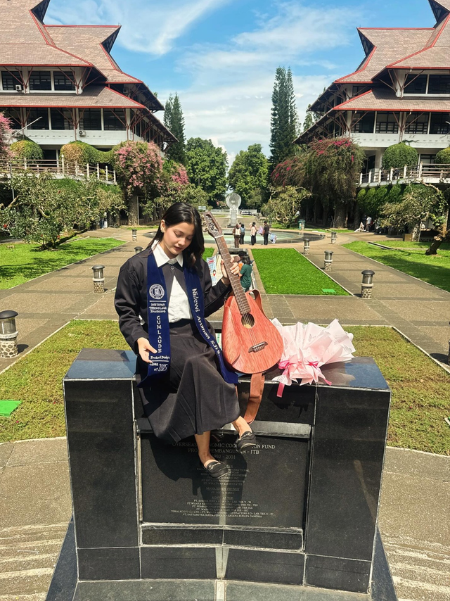 Aruma dan Gitar Rotannya sebagai tugas akhir. Foto: Instagram/arumands