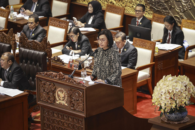 Menteri Keuangan Sri Mulyani Indrawati menyampaikan tanggapan Pemerintah pada Rapat Paripurna DPR ke-24 Masa Persidangan IV Tahun Sidang 2024-2025 di Kompleks Parlemen, Senayan, Jakarta, Selasa (15/7/2025). Foto: Dhemas Reviyanto/ANTARA FOTO