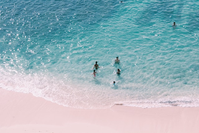 Pantai di Bali yang lagi hits. Foto: Pantai Pandawa. Sumber: Unsplash/Nico Wijaya
