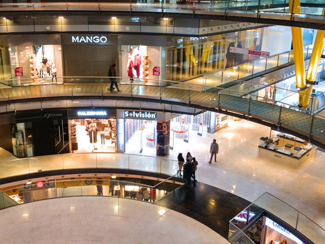 tenant mall taman anggrek. Foto Hanya Ilustrasi Bukan Tempat Sebenarnya. Sumber Foto: Unsplash/WeLoveBarcelona.de