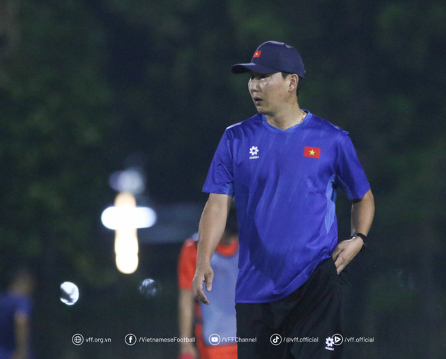 Timnas U-23 Vietnam, Kim Sang-sik, bersiap menghadapi Piala AFF U-23 2025 di Indonesia. Foto: VFF
