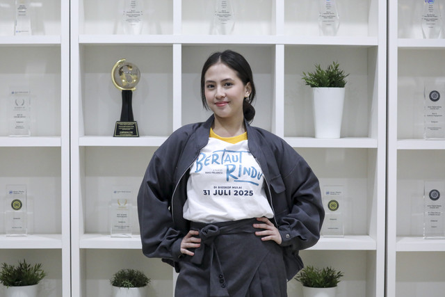 Adhisty Zara salah satu pemeran film Bertaut Rindu saat berkunjung ke kumparan di Jakarta, Selasa (15/7/2025). Foto: Syawal Febrian Darisman/kumparan