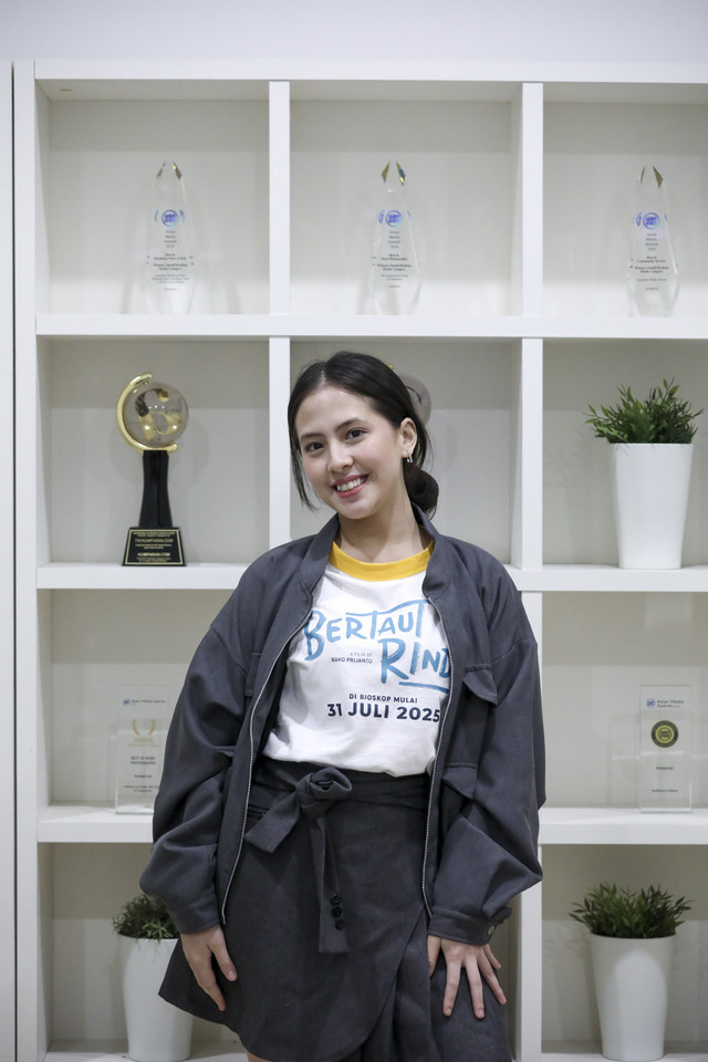 Adhisty Zara salah satu pemeran film Bertaut Rindu saat berkunjung ke kumparan di Jakarta, Selasa (15/7/2025). Foto: Syawal Febrian Darisman/kumparan