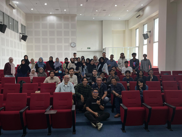 Foto bareng mahasiswa Ilmu Komunikasi UMY usai kuliah umum dokumenter bareng Riandhani Yudha (Dok; pribadi)
