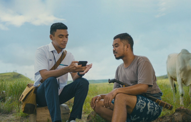 Petugas bersama nasabah BRI. Foto: Dok. BRI