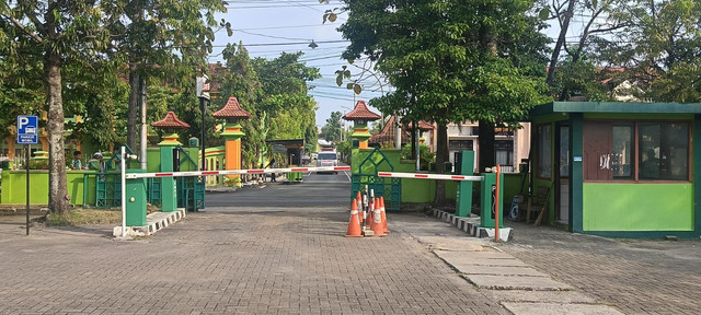 Pintu masuk parkir elektronik di GOR Mustika Blora