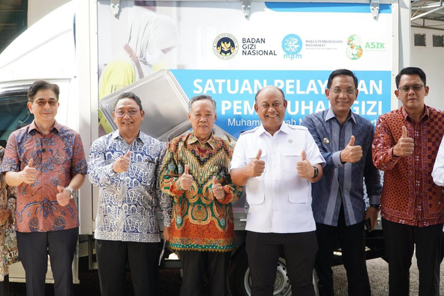 Kepala Badan Gizi Nasional (BGN) Dadan Hindayana (baju putih) saat Peresmian Satuan Pelayanan Pemenuhan Gizi (SPPG) Muhammadiyah seluruh Indonesia di SPPG Muhammadiyah Kapanewon Minggir, Kabupaten Sleman, Selasa (15/7/2025). Foto: PP Muhammadiyah