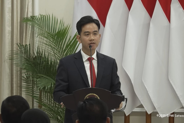 Wapres Gibran Rakabuming Raka menyampaikan paparan saat memberikan pembekalan peserta P4N Lemhannas di Lembaga Ketahanan Nasional, Jakarta, Senin (14/7/2025). Foto: Youtube/ Setwapres RI