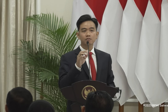 Wapres Gibran Rakabuming Raka menyampaikan paparan saat memberikan pembekalan peserta P4N Lemhannas di Lembaga Ketahanan Nasional, Jakarta, Senin (14/7/2025). Foto: Youtube/ Setwapres RI