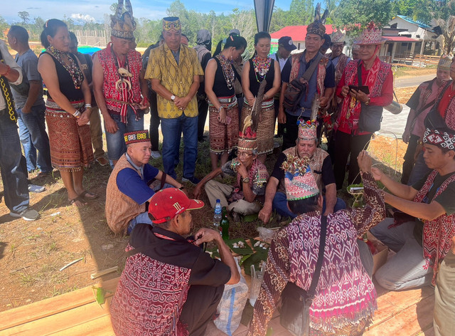 Ritual ada Muja Puyang Gana sebelum pelaksanaan Pekan Gawai Dayak Sintang tahun 2025. Foto: Yus/Hi! Pontianak