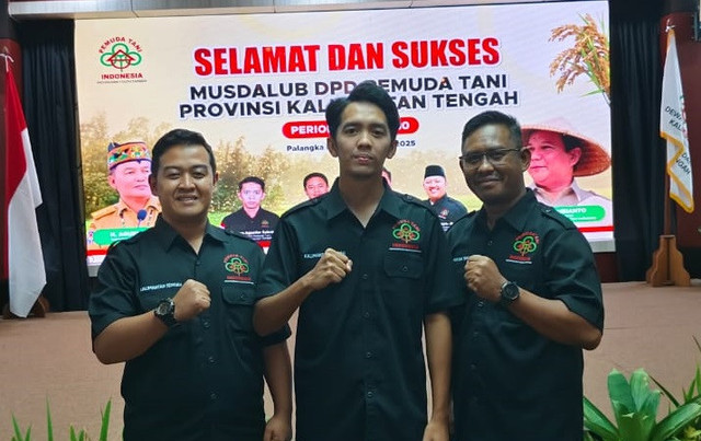 Wakil Ketua DPC PTI Sukamara, Andriyannur (kiri) dan Sekretaris Faili Surahman (kanan) bersama Ketua DPD PTI Kalteng, Dede Agustiar Sabran (tengah). (Dok. Pribadi)