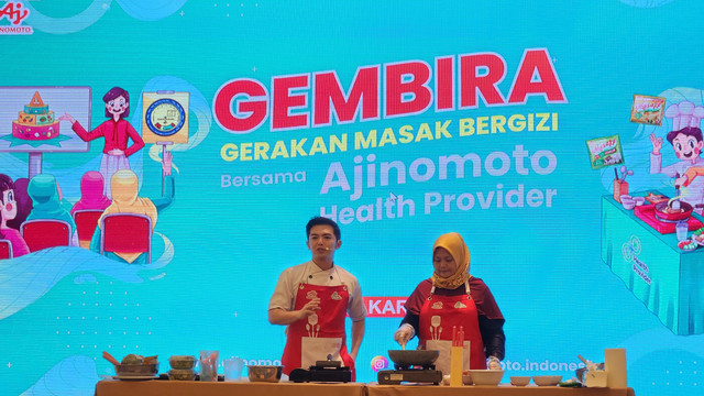 Ajinomoto gandeng Nicky Tirta untuk ajak edukasi ibu-ibu PKK Pesanggrahan dalam membuat masakan gizi seimbang dan bijak penggunaan garam, di Jakarta (15/7/2025). Foto: Azalia Amadea/Kumparan