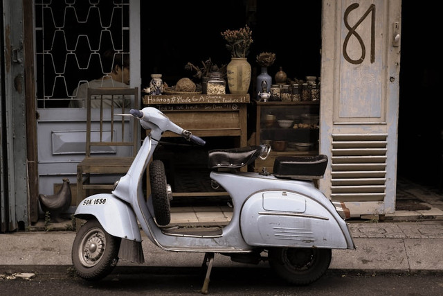 Ilustrasi motor vespa klasik berapa cc. Foto: Unsplash/ Tao Xanh Kim