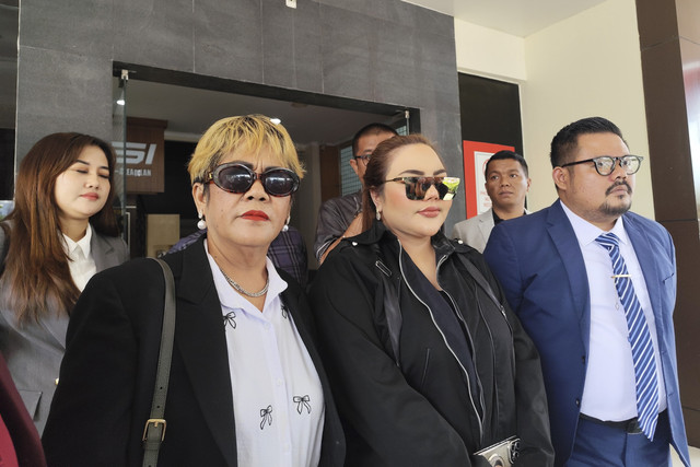 Lisa Marianna didampingi oleh kuasa hukumnya di Polda Jabar, Selasa (15/7/2025). Foto: Alya Zahra/kumparan 